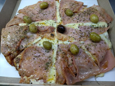 Pizza con jamón y muzzarella (Incluye 2 empanadas y 2 fainá de regalo)