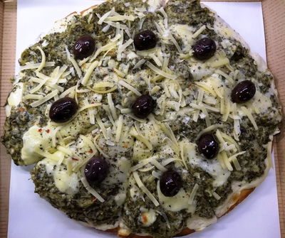 Pizza con espinaca y salsa blanca (Incluye 2 empanadas y 2 fainá de regalo)