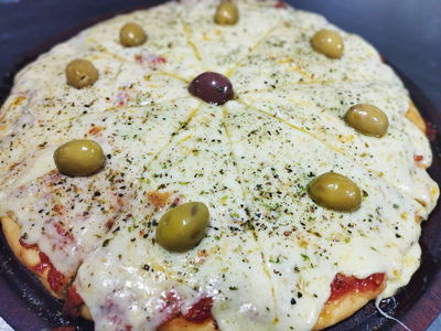 Pizza de muzzarella (Incluye 2 empanadas de regalo)