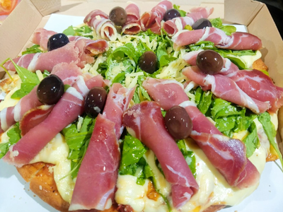 Pizza súper especial de rúcula y jamón crudo (Incluye 2 empanadas y 2 fainá de regalo)