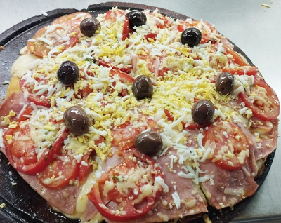 Pizza napolitana con jamón y huevo (Incluye 2 empanadas)