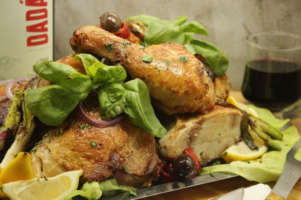 Pollo entero con papas al horno para 4 personas - $65.000 en efectivo 