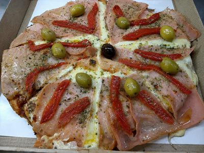 PIZZA JAMON Y MORRONES