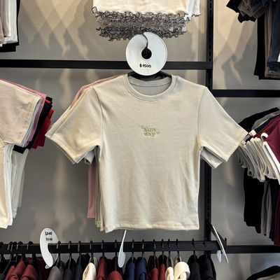 REMERA BORDADO "SUNDAY"