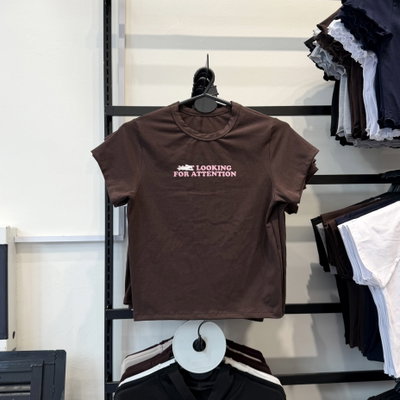REMERA "NOT LOOKING"
