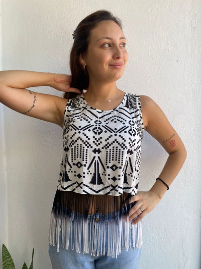 MUSCULOSA CON FLECOS BLANCO Y NEGRO