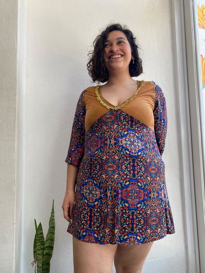 VESTIDO CAMEL ARABESCO
