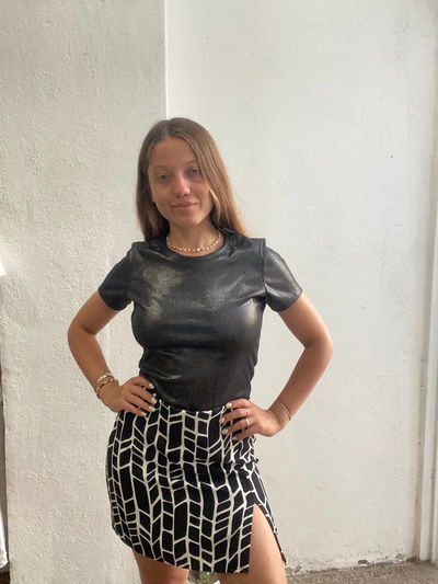 REMERA NEGRA FOILED