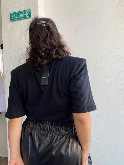 REMERA CON HOMBRERAS