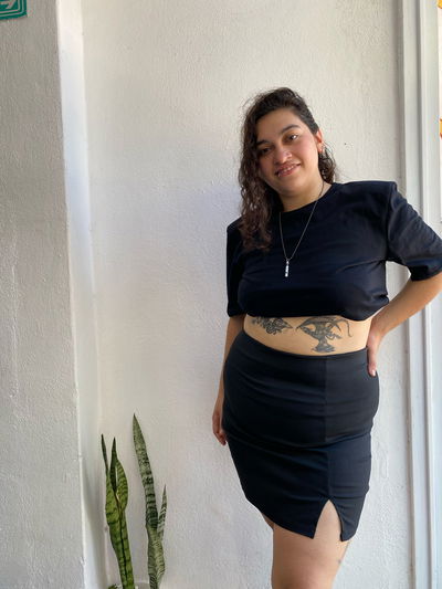 POLLERA NEGRA CON TAJO