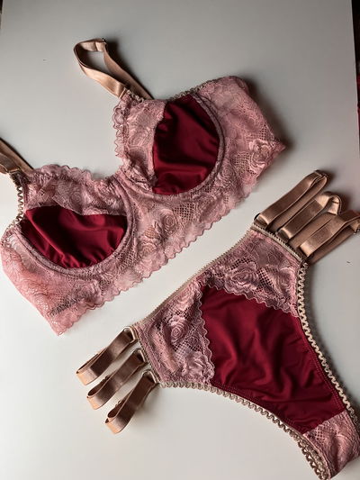 Conjunto Mariana bordo y rosa