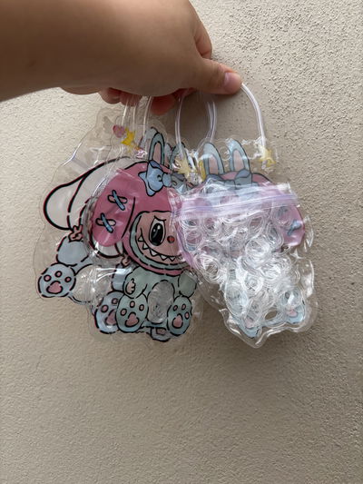 Cartera con colitas labubu