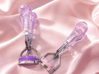 Arqueador de pestañas con peine glitter 