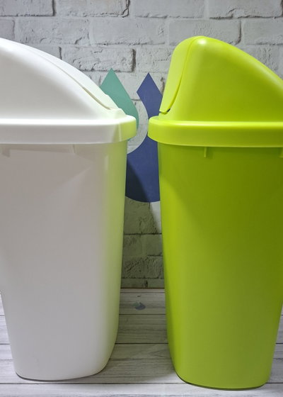 RECIPIENTE CON TAPA VAIVEN 20 LT. COLORES
