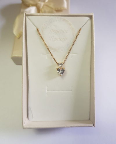 Collar Corazón Dorado con Brillo Radiante