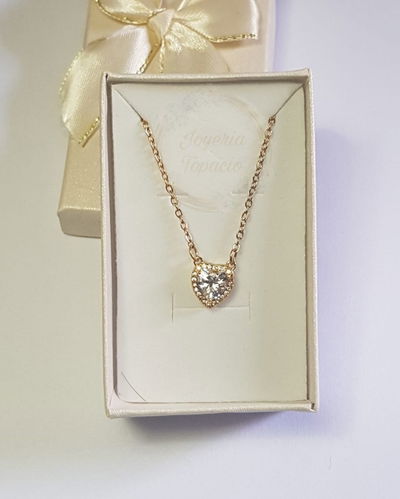 Collar Corazón Dorado con Brillo Radiante