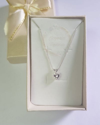 Collar Corazón Dorado con Brillo Radiante