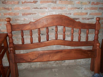 CAMA DE ALGARROBO TORNEADA 140