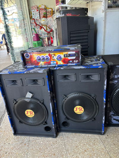 CONSOLA JYR 100W + 2 PARLANTES 12" 