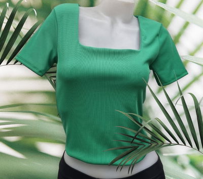 Remera Corta Cuello Cuadrado