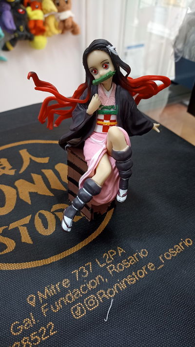 Nezuko Kamado Figura Kimetsu no Yaiba Sobre su caja