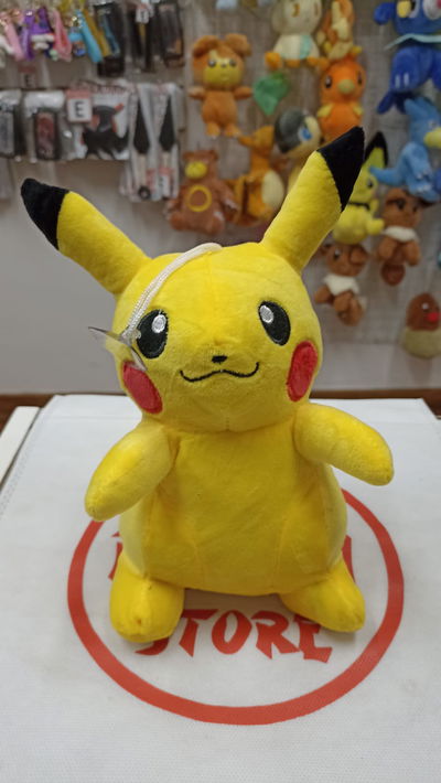 Pikachu Peluche Pokémon mediano 2