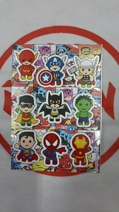 DC y Marvel Superheroe Plancha de Stickers troqueladas - Resistente al Agua - Ideal Termos