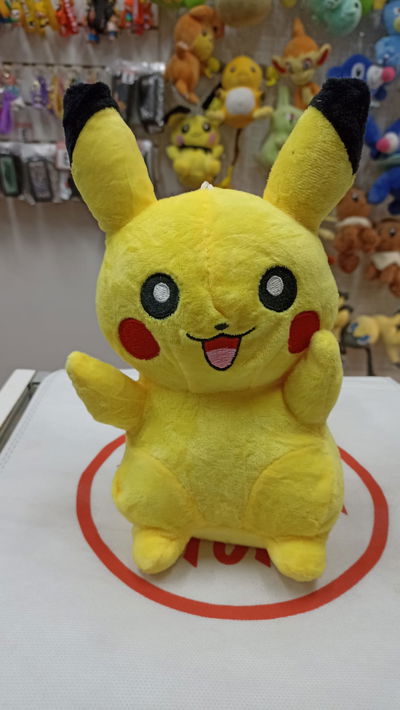 Pikachu Peluche Pokémon mediano 02