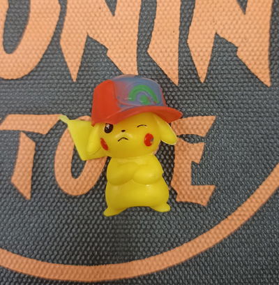 01 Pikachu con gorra 4cm aprox Figura Gashapon Pokemon