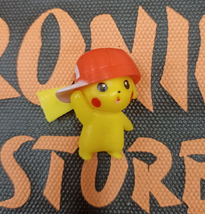 03 Pikachu con gorra 4cm aprox Figura Gashapon Pokemon