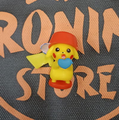 05 Pikachu con gorra 4cm aprox Figura Gashapon Pokemon