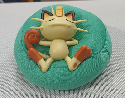 Meowth Relax Puff 8m aprox Figura Gashapon Pokemon - Sillon Puff