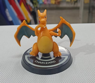 Charizard base pokeball 8m aprox Figura Gashapon Pokemon