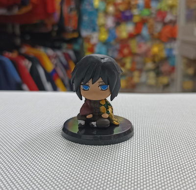 Giyu Tomioka chibi sentado Gashapon Figura Kimetsu no Yaiba - Demon Slayer