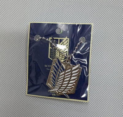Colgante collar Shingeki no Kyojin escudo metálico