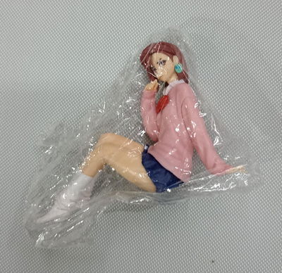 Momo Ayase Sentada 03 Figura Dan da Dan 15cm con caja - DandaDan 