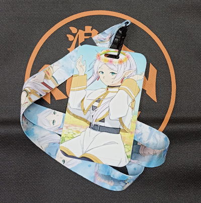 Frieren 01 Porta Sube Sousou no Frieren - Porta Tarjeta con relieve y correa 