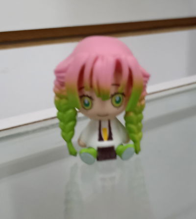 Mitsuri Kanroji chibi sentado Gashapon Figura Kimetsu no Yaiba - Demon Slayer