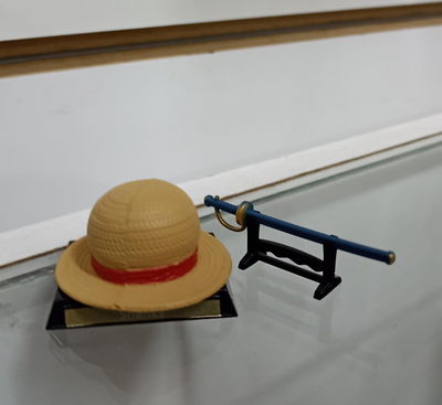 Shanks reliquias gashapones 3-5cm Figura One Piece sin caja