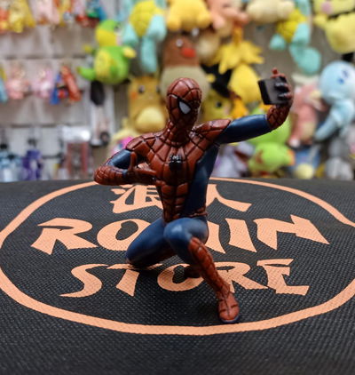 Spiderman Selfie Gashapon Figura 12cm Marvel