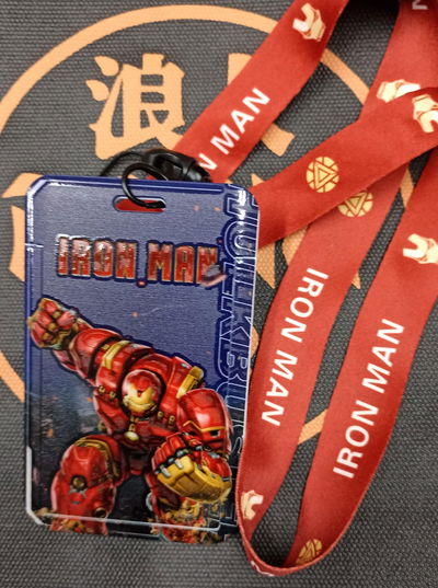 Ironman 01 Porta Sube Marvel - Porta Tarjeta con relieve y correa
