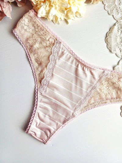 bombacha cola less recortes y cintura V rayas rosa