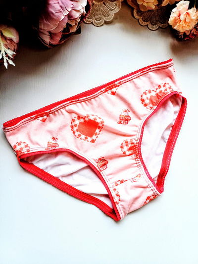 Bombi Nena Corazones Rojos