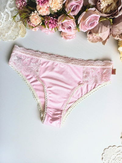 Vedetina en microfibra rosa y puntilla al tono