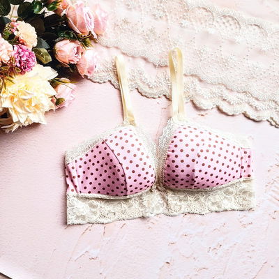 conjunto de corpiño con bondeado y bombacha cola less en modal lunares