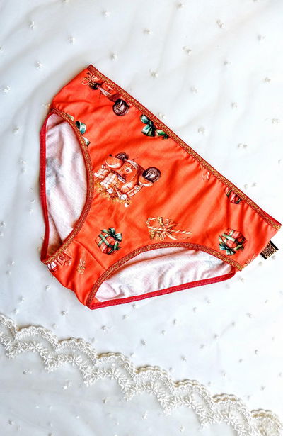 bombi nena roja con locomotora