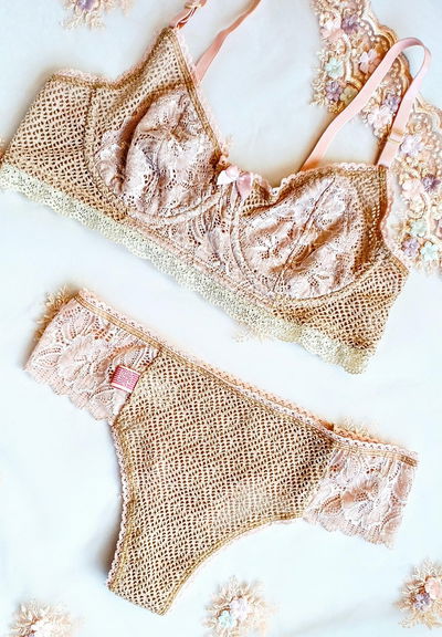 conjunto de corpiño con aro bajo y bombacha cola less en tejido tipo red en color tostado