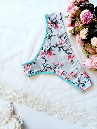 culottin cola less en microfibra flores fondo gris clarito