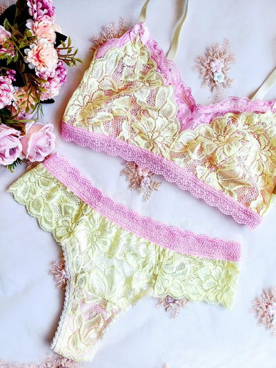 conjunto de corpiño y bombacha cola less en puntilla amarillo pastel y detalles en fucsia