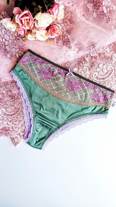 vedetina tiro alto en modal verde y detalles en puntilla